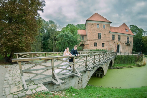 Plener ślubny w Oporowie, zamek i ogród, oryginalne miejsce na sesję fotograficzną.